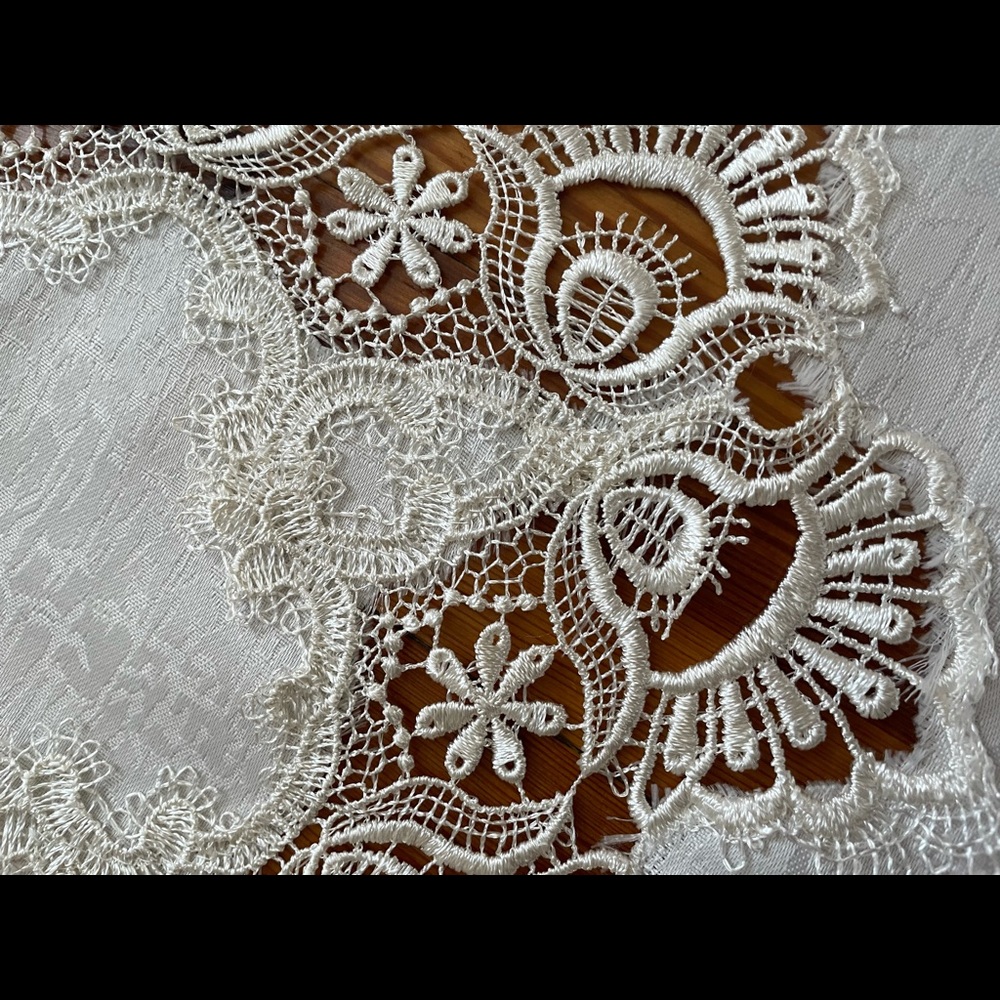 Tablecloth - Picture 5 of 5